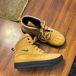 Nike Tan High-Top Waterproof Boots Sneakers Youth 6 38.5